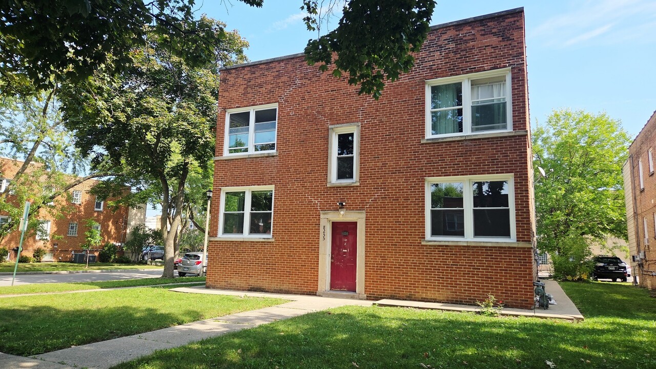 8255 Kilpatrick Ave in Skokie, IL - Building Photo
