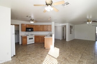 2334 E Hazeltine Way in Chandler, AZ - Building Photo - Building Photo