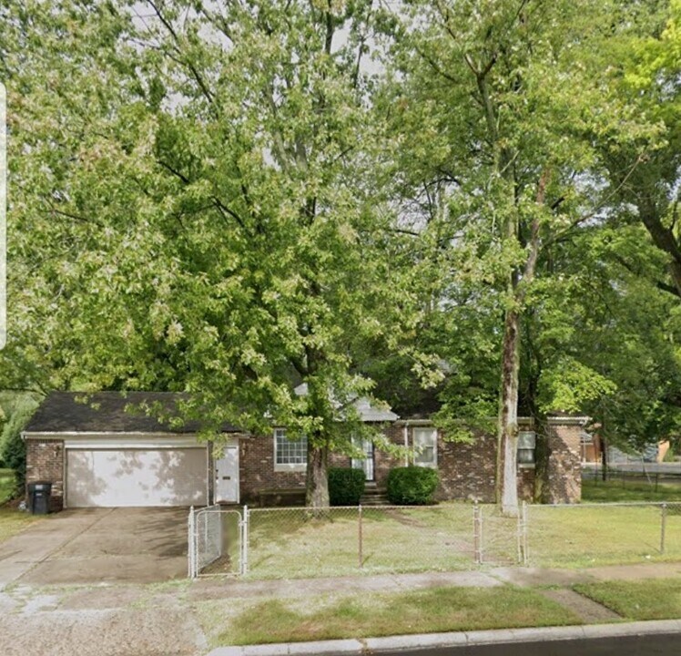 20041 Berg Rd in Detroit, MI - Building Photo