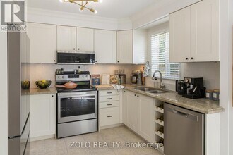 2272 Mowat Ave in Oakville, ON - Building Photo - Building Photo