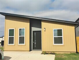 951 Reading RR Ln in Bentonville, AR - Building Photo
