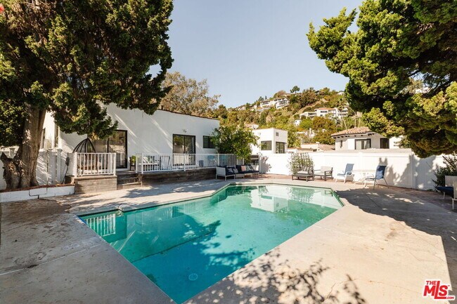 2062 High Tower Dr in Los Angeles, CA - Building Photo - Building Photo
