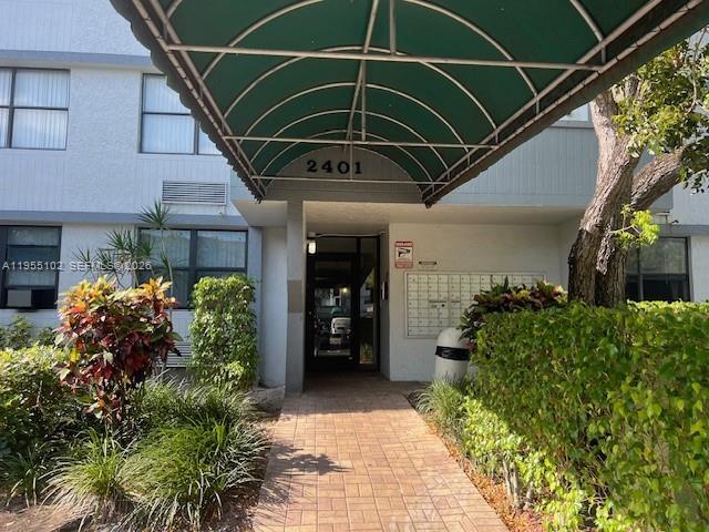 2401 Riverside Dr in Coral Springs, FL - Building Photo - Building Photo