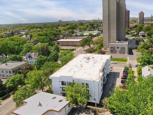 925 30th Ave S, Unit 305 in Minneapolis, MN - Foto de edificio - Building Photo