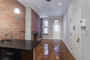 279 E 10th St in New York, NY - Building Photo