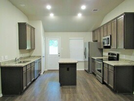 1009 Platte River Dr in Montgomery, TX - Building Photo