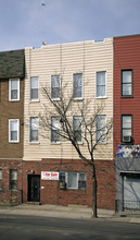 52-33 Metropolitan Ave in Maspeth, NY - Foto de edificio - Building Photo