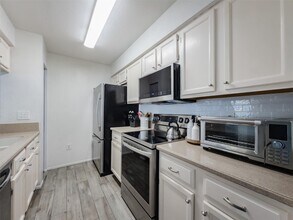 724 Kensington Lake Cir in Brandon, FL - Building Photo - Building Photo