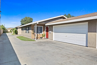 4925 Santa Ana St in Cudahy, CA - Building Photo - Building Photo