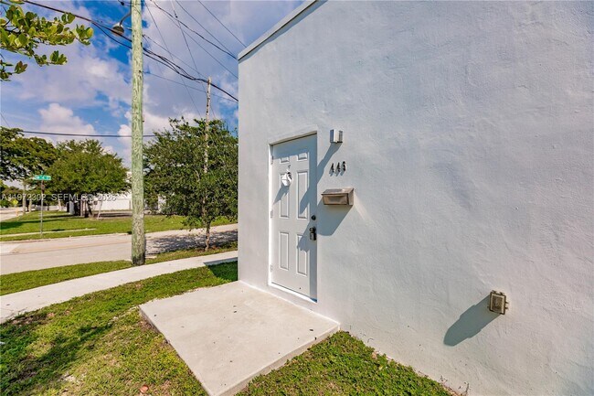 445 NW 77th St in Miami, FL - Building Photo - Building Photo