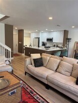 10233 NW 52nd Ln in Doral, FL - Building Photo