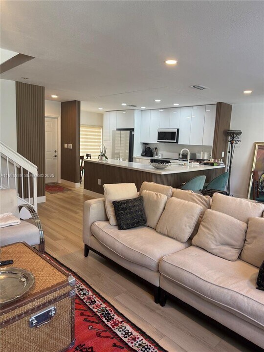 10233 NW 52nd Ln in Doral, FL - Building Photo