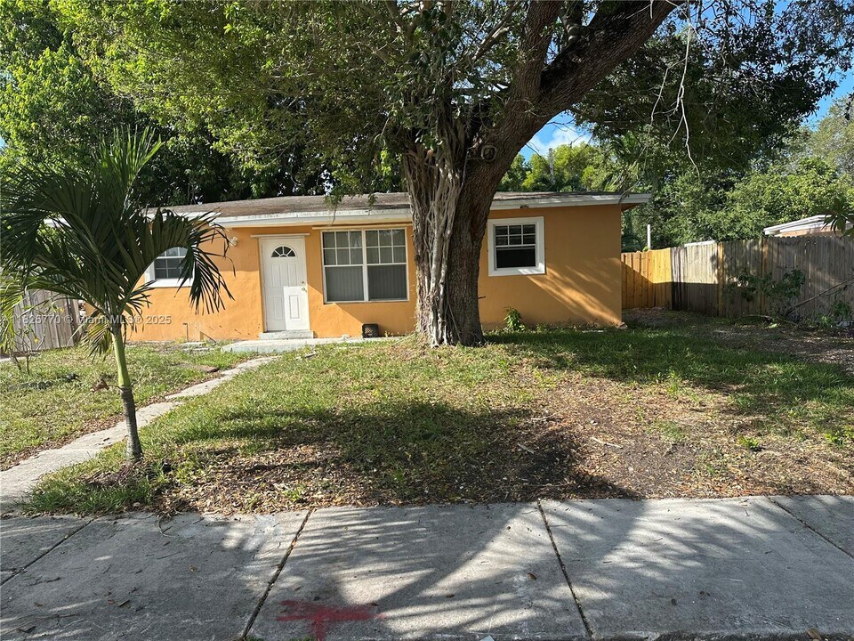 4141 SW 32nd St in West Park, FL - Building Photo