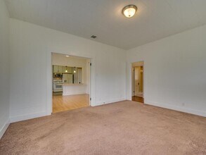 916 Cecelia St in Taylor, TX - Building Photo - Building Photo