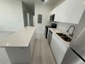 879 E 24th St, Unit 201 in Hialeah, FL - Building Photo - Building Photo