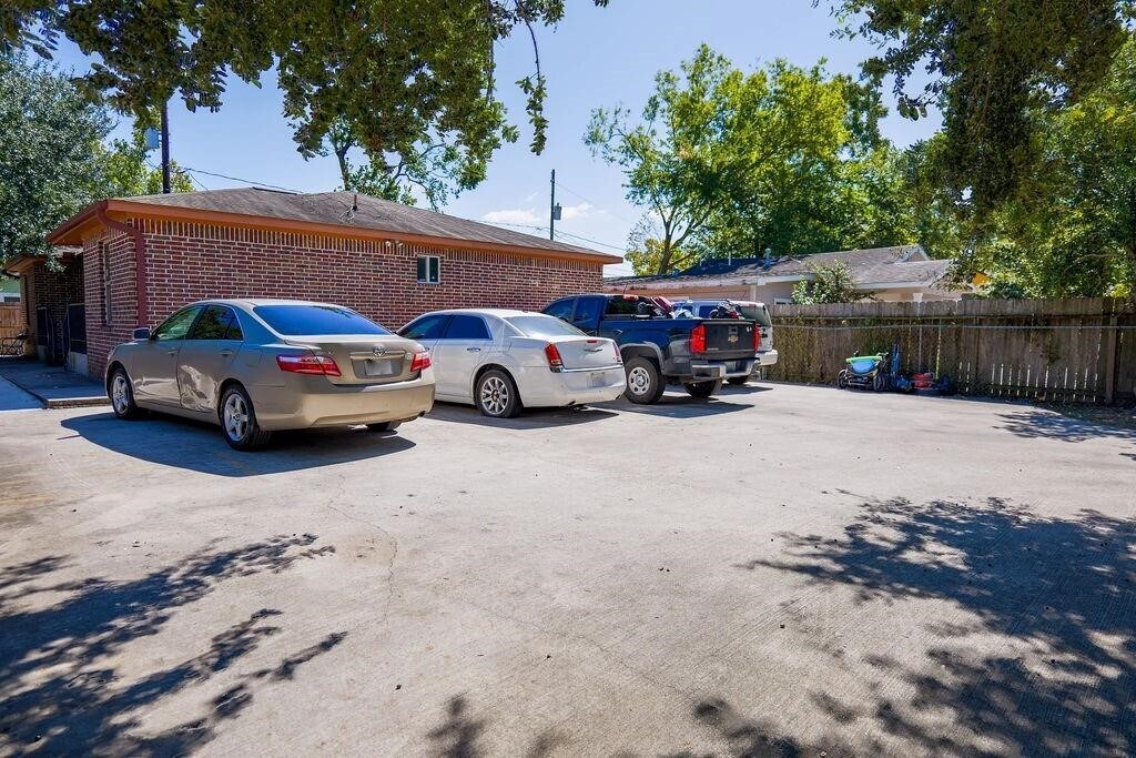 6820 Petre Dr in Houston, TX - Building Photo