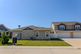 9012 Jean Louise Dr in West Des Moines, IA - Building Photo - Building Photo