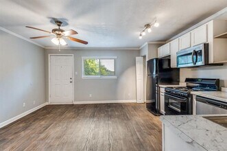 1505 W Lovers Ln in Arlington, TX - Foto de edificio - Building Photo