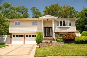 9 Lawrence Ct in Hicksville, NY - Building Photo - Building Photo