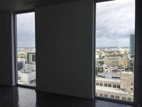151 SE 1st St, Unit 2404 in Miami, FL - Foto de edificio - Building Photo