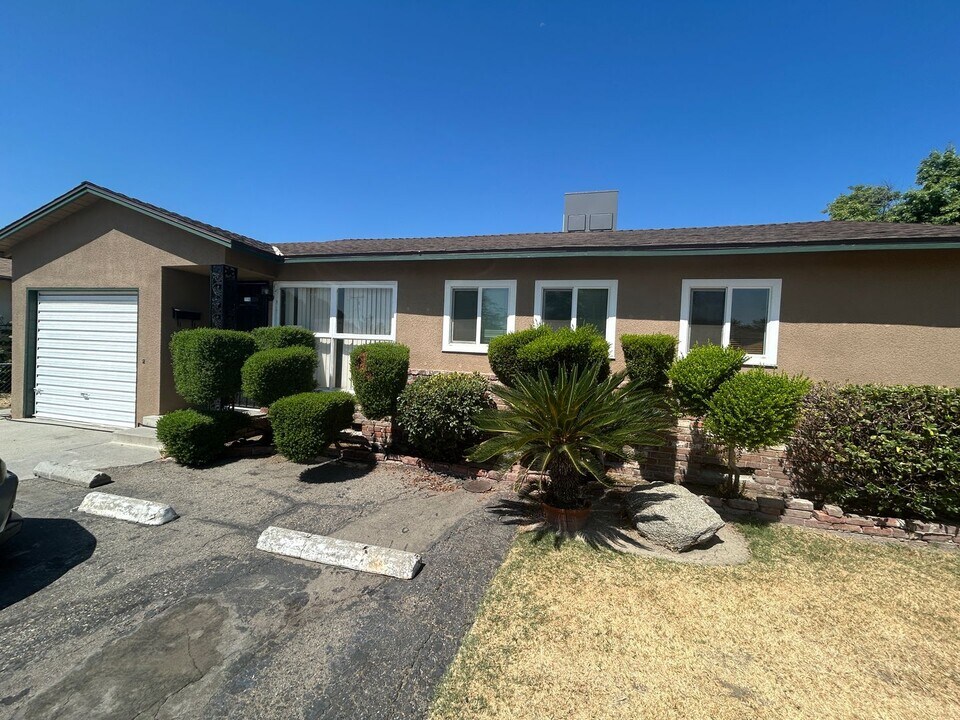 1116 N 11th Ave in Hanford, CA - Building Photo