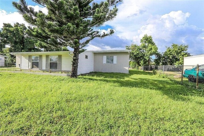 305 Bougainvillea Rd W in Lehigh Acres, FL - Building Photo - Building Photo