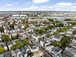 110 Trenton St, Unit 1 in Boston, MA - Foto de edificio - Building Photo
