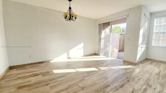 265 Las Brisas Cir in Sunrise, FL - Building Photo