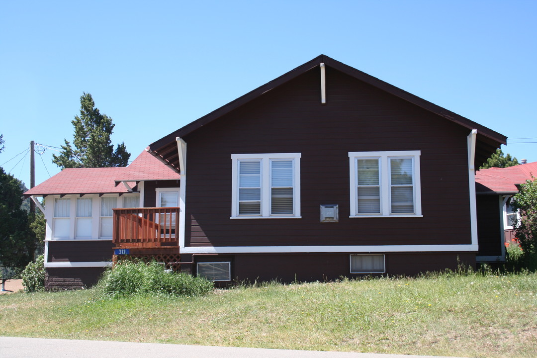 311 Virginia Dr in Estes Park, CO - Building Photo