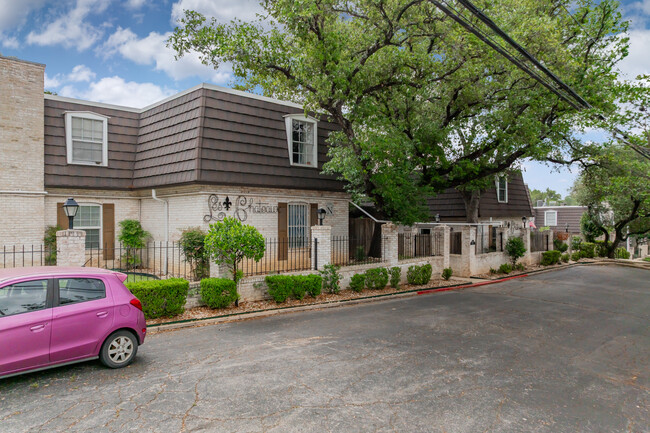 Les Chateaux Townhomes in San Antonio, TX - Building Photo - Primary Photo