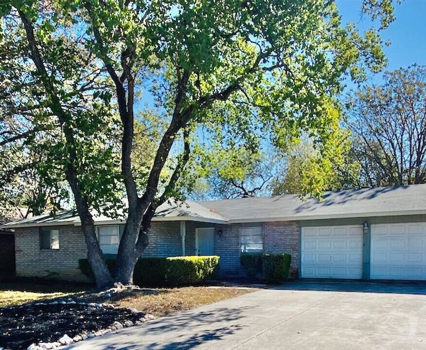 1910 Oakline Dr in San Antonio, TX - Building Photo