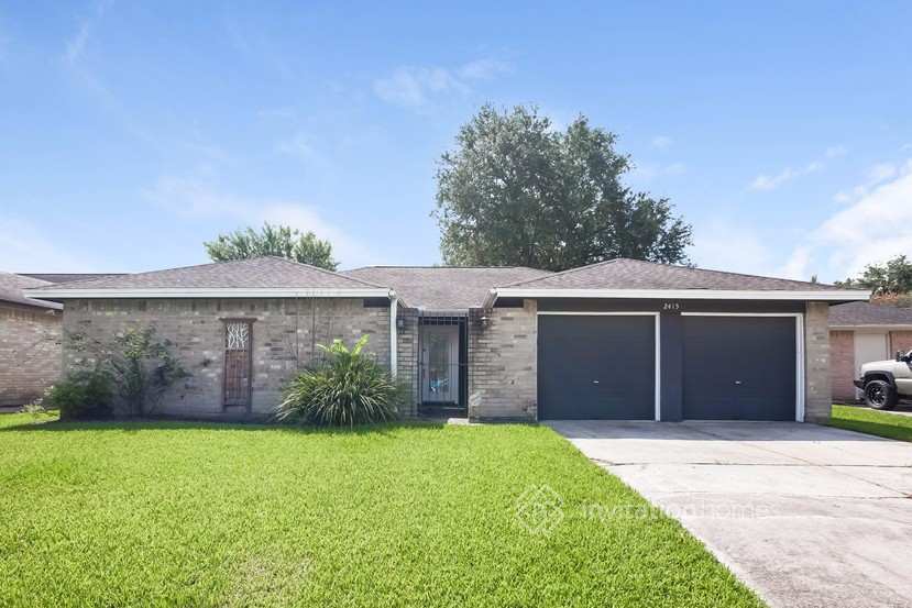 2415 Pilgrims Bend Dr in Friendswood, TX - Building Photo