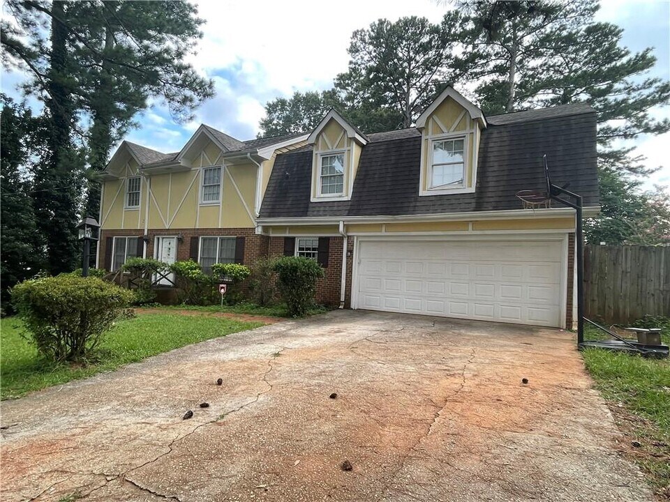1675 Lake Lucerne Rd SW in Lilburn, GA - Building Photo