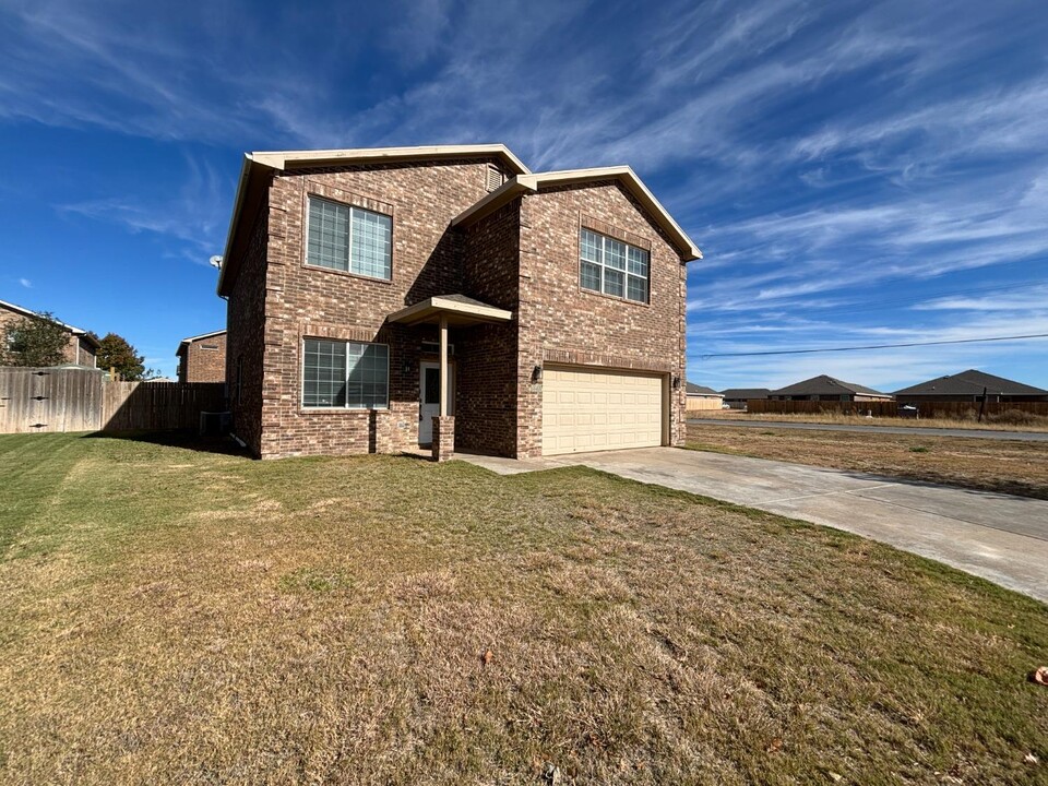 8702 10th Pl in Lubbock, TX - Building Photo