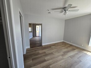 2107 N Beachwood Dr, Unit 208 in Los Angeles, CA - Building Photo - Building Photo
