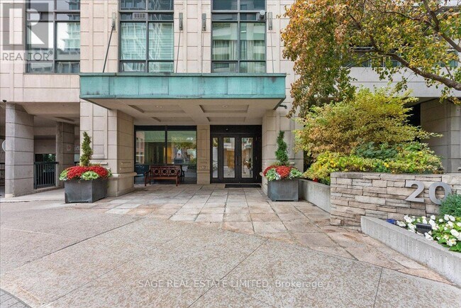 20 Scrivener Square in Toronto, ON - Building Photo - Building Photo