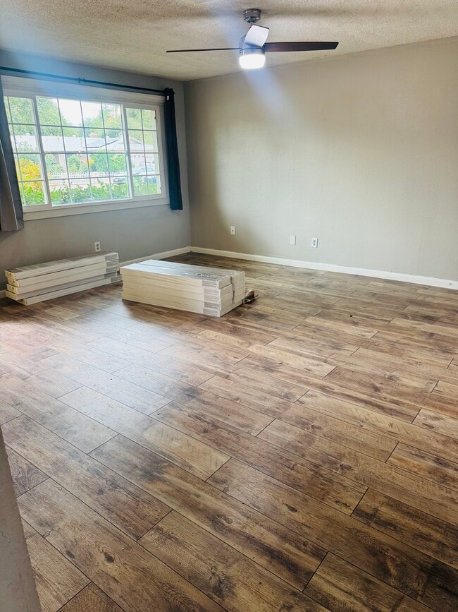 3429 Adams Ln in Redding, CA - Foto de edificio - Building Photo