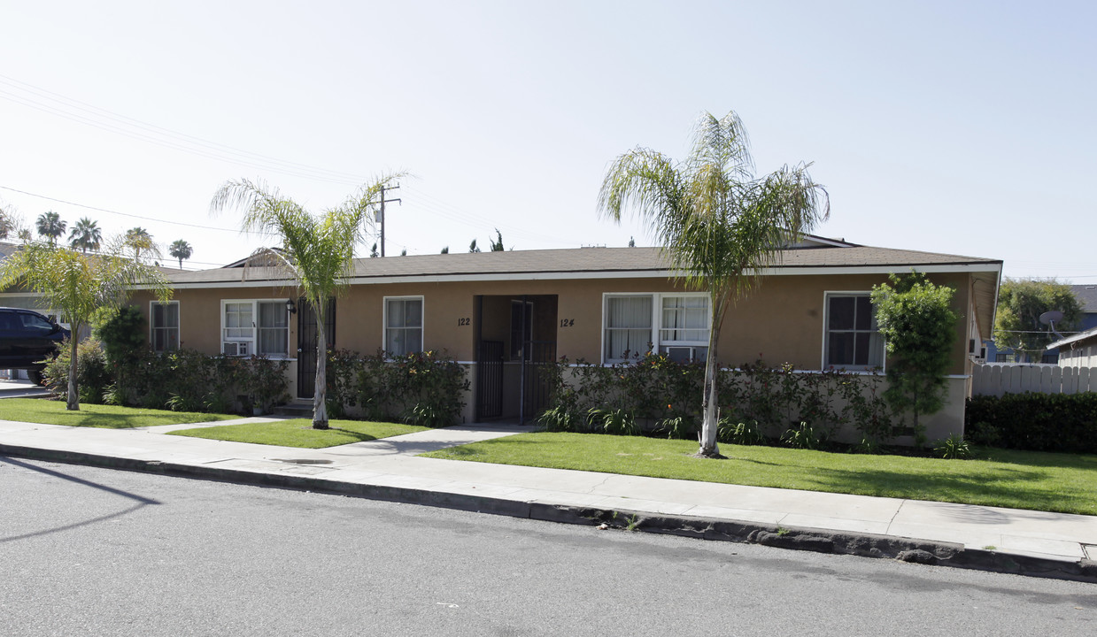 Adele Apartments in Anaheim, CA - Foto de edificio