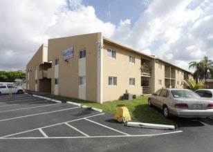 Okeechobee Apartments in Hialeah, FL - Foto de edificio - Building Photo