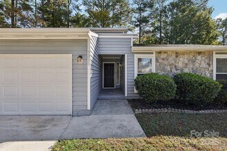 7030 Huntsmaster Dr in Charlotte, NC - Foto de edificio - Building Photo
