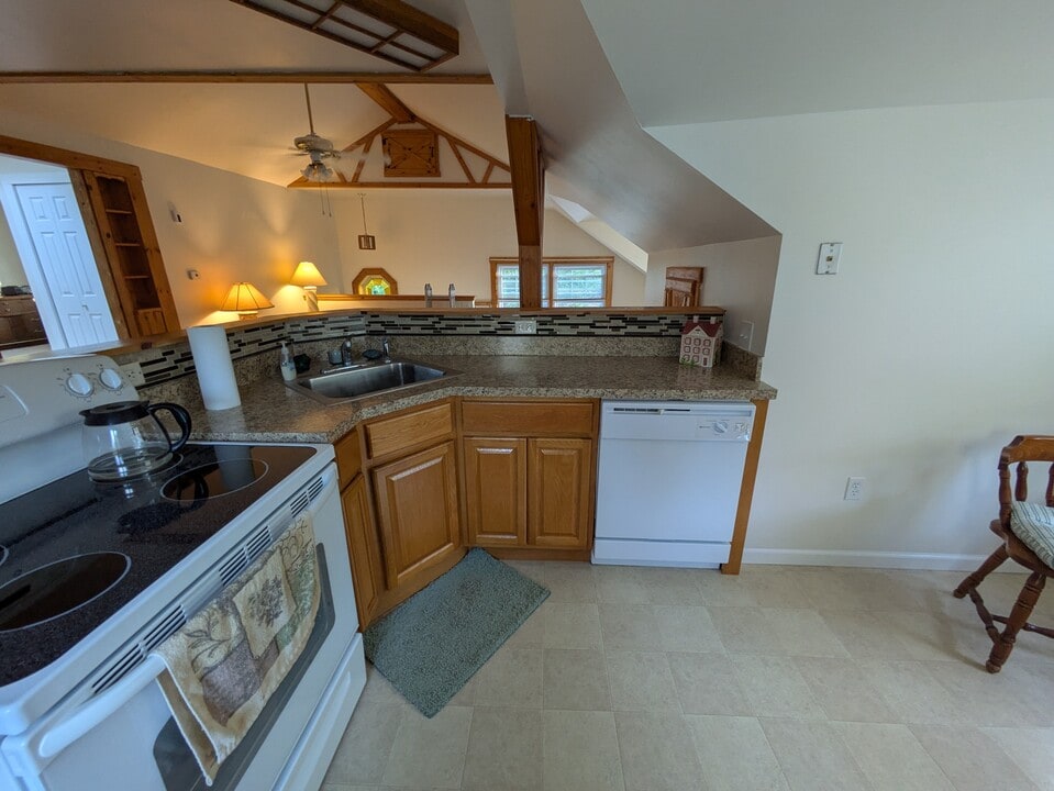21 Holbrook Rd, Unit 2nd in Seymour, CT - Building Photo