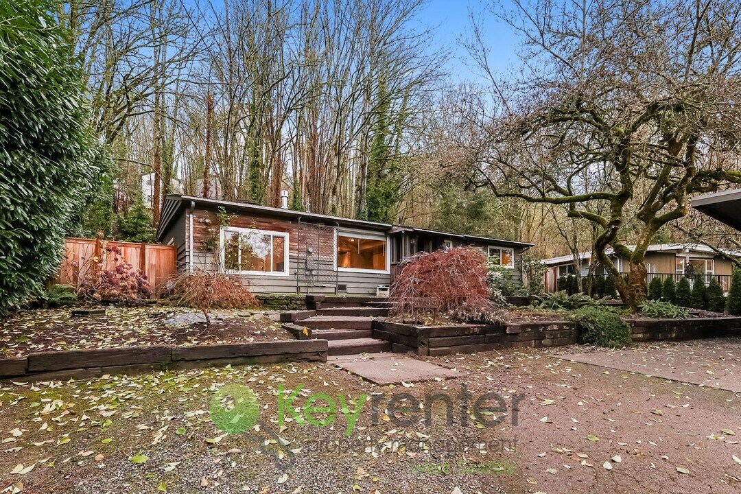 6739 24th Ave SW in Seattle, WA - Building Photo