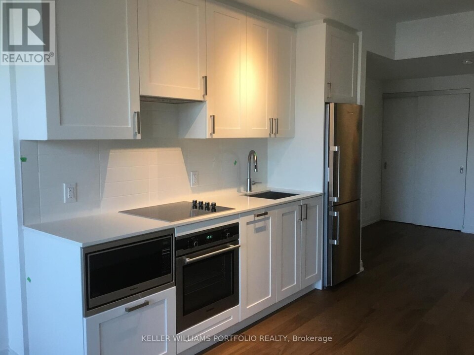 1100-1100 Kingston Rd in Toronto, ON - Building Photo