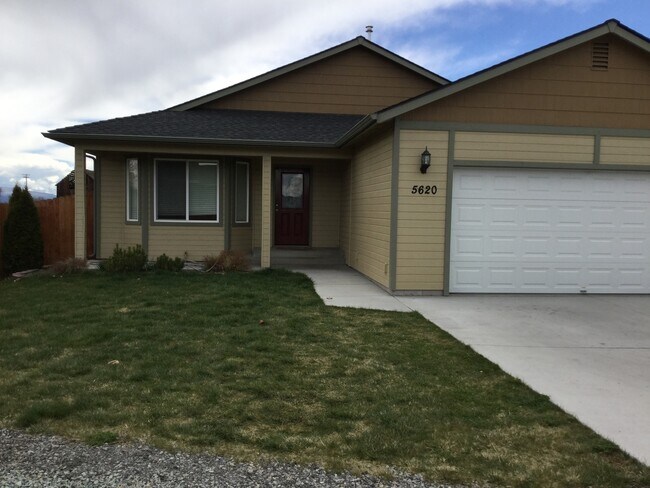 5620 Mickshelly Cir in Klamath Falls, OR - Building Photo - Building Photo
