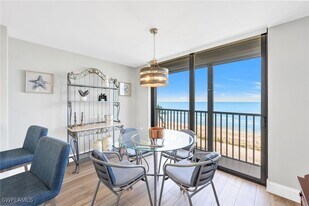 9653 Gulf Shore Dr in Naples, FL - Building Photo