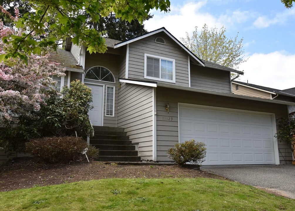 12129 NE 107th St in Kirkland, WA - Building Photo
