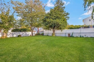 63 I U Willets Rd in Albertson, NY - Building Photo - Building Photo