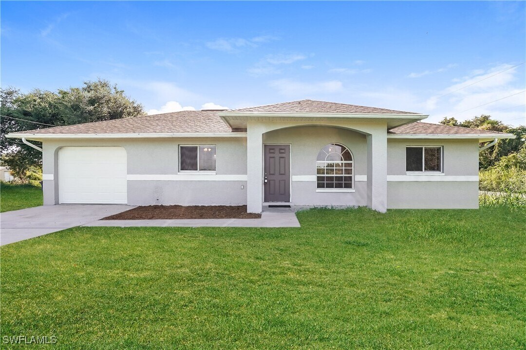 16981 First St in Alva, FL - Building Photo