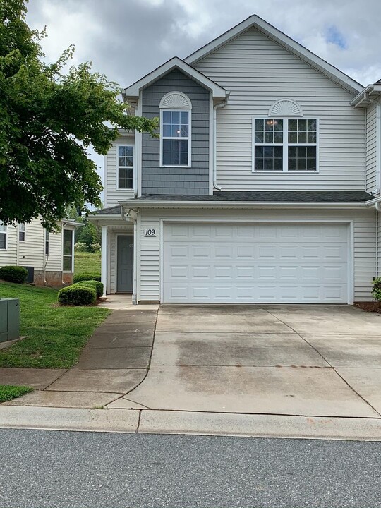 109 Clusters Cir in Mooresville, NC - Building Photo