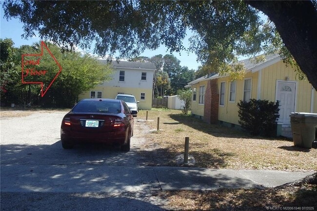 property at 852 E 14th St